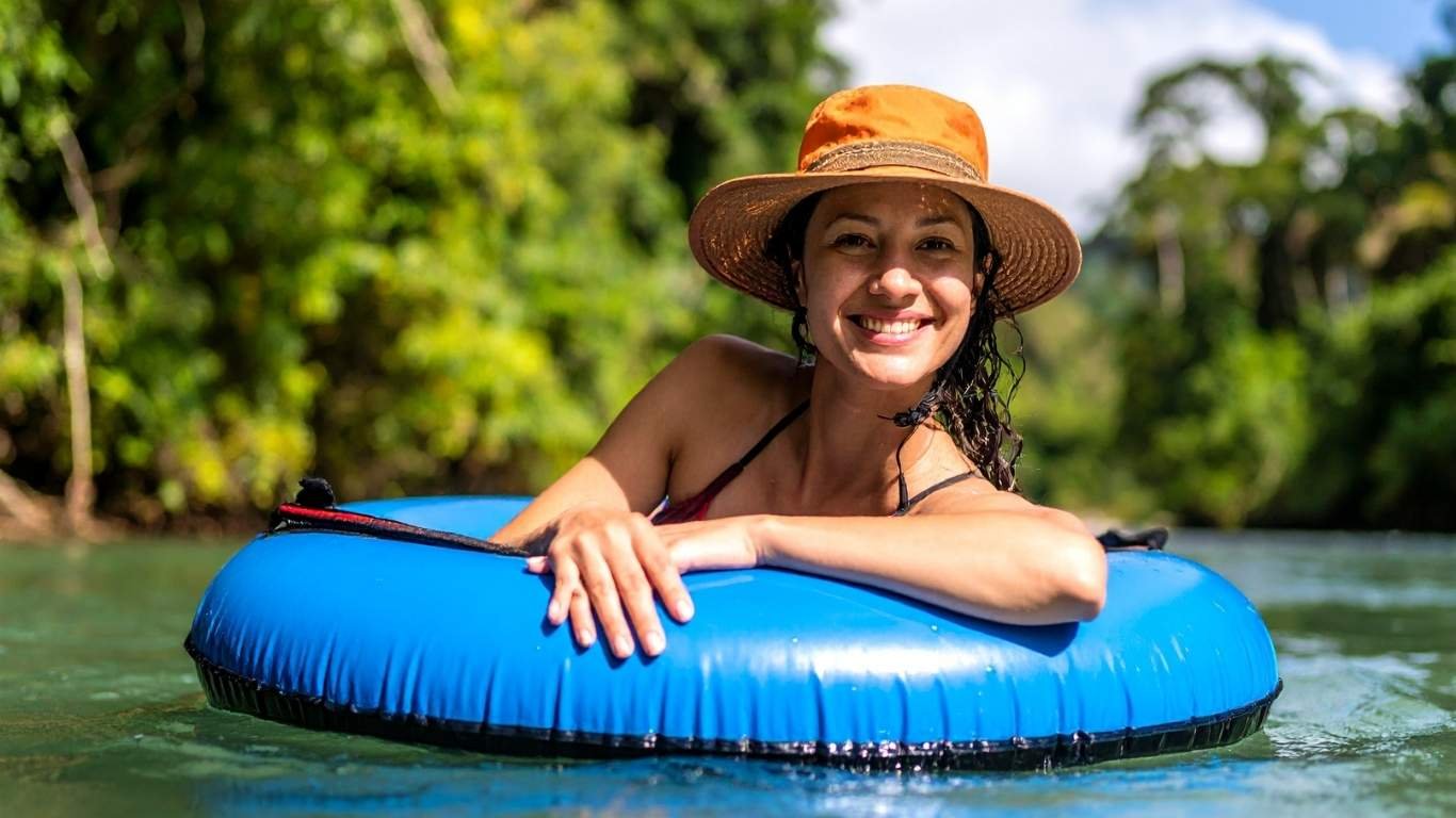 Hermosas aguas cristalinas del Río Celeste, acceso privado para nadar