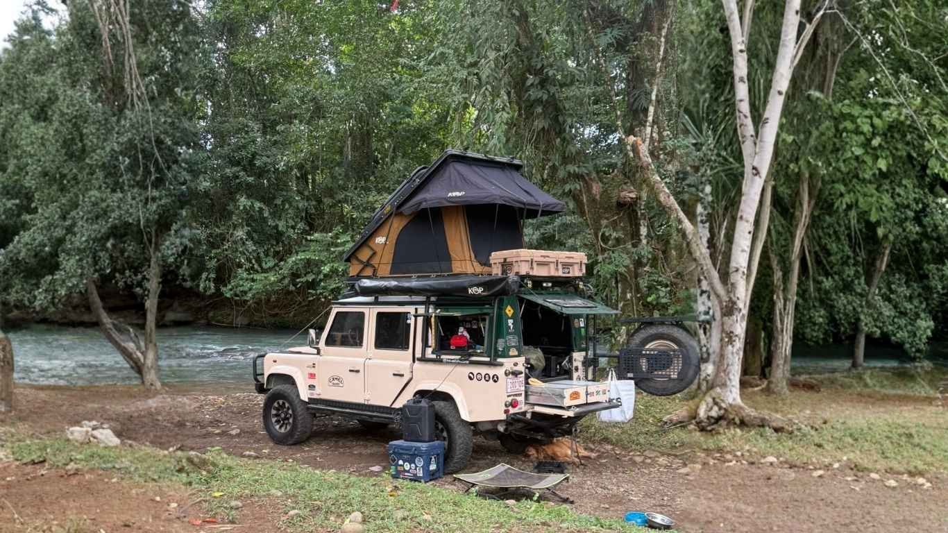 Vehículo overlanding de aventura estacionado en la naturaleza de Costa Rica